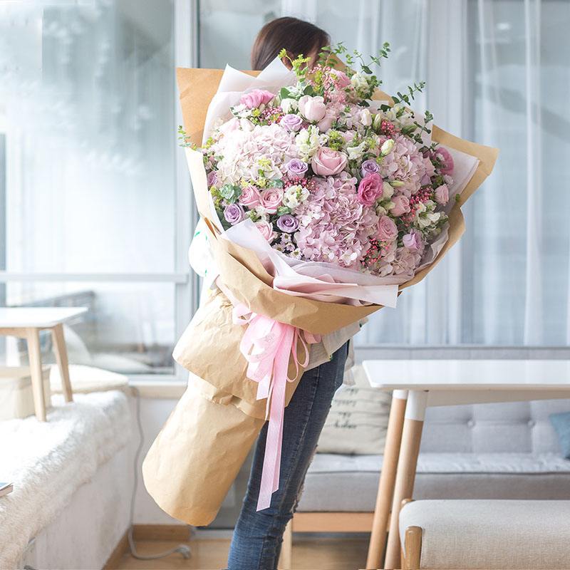 ��1.3m��������18֦����ѩɽõ�壬15֦����֮��õ�壬5֦��ɫ���򣬴���ס���ɫ�۹�������ݣ��ȼ���Ҷ����ɫСҰ�գ���ɫ������