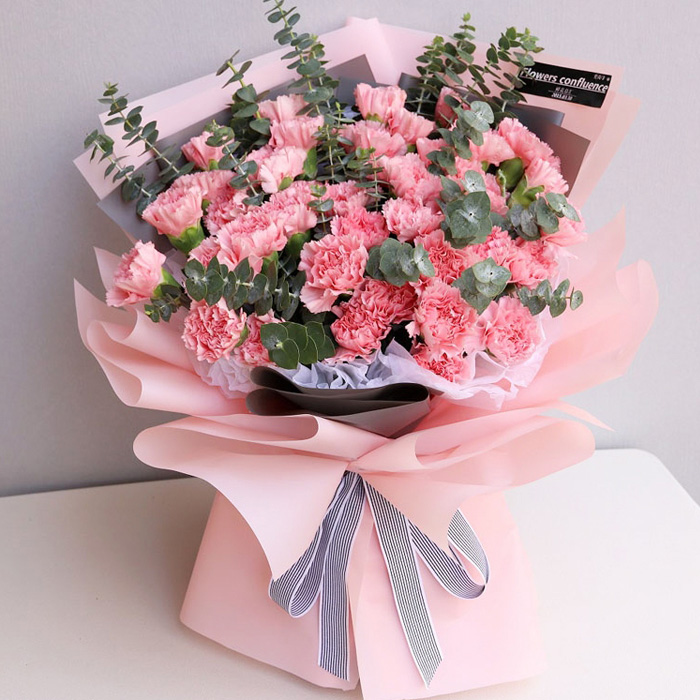 2001324 材 料: 33朵粉色康乃馨,搭配尤加利叶 包 装: 如图包装 附 送